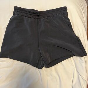 Lululemon - Softstreme High-Rise Short 4" - Black - Size 8